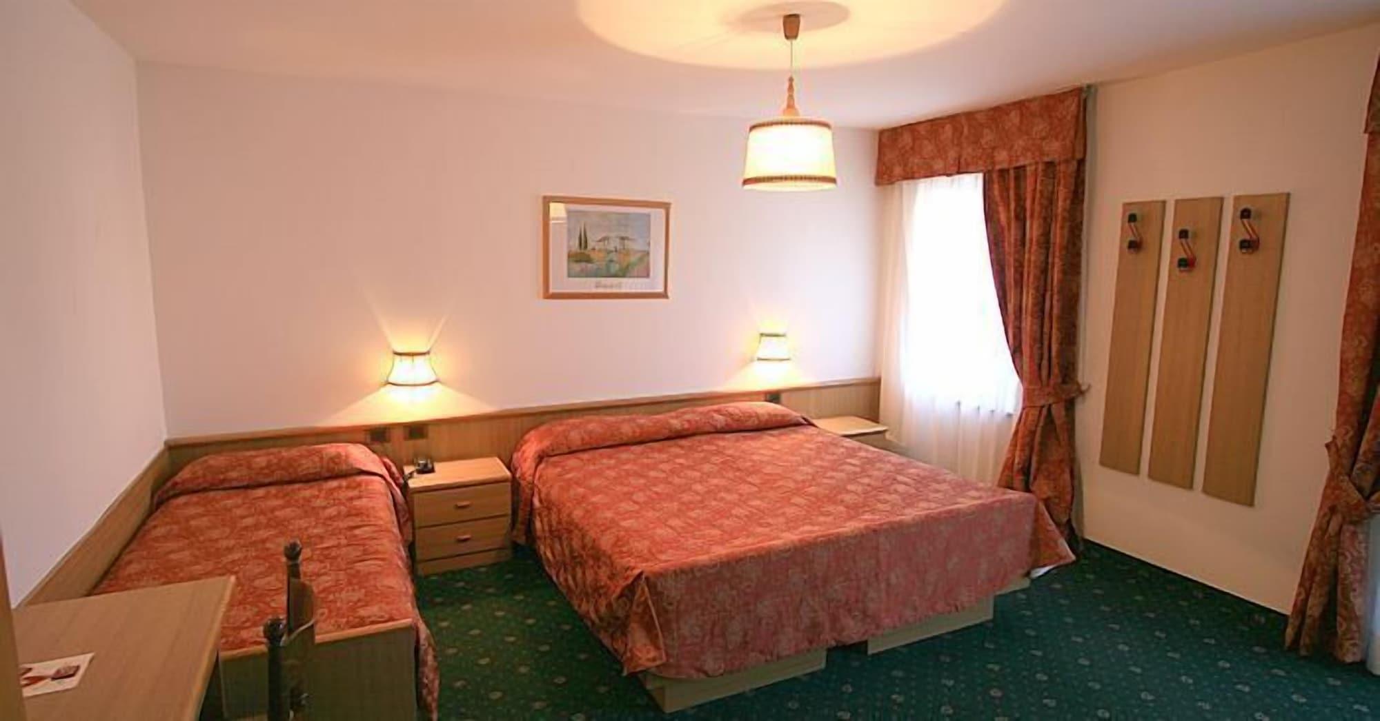 Hotel Arnika Pozza di Fassa Esterno foto