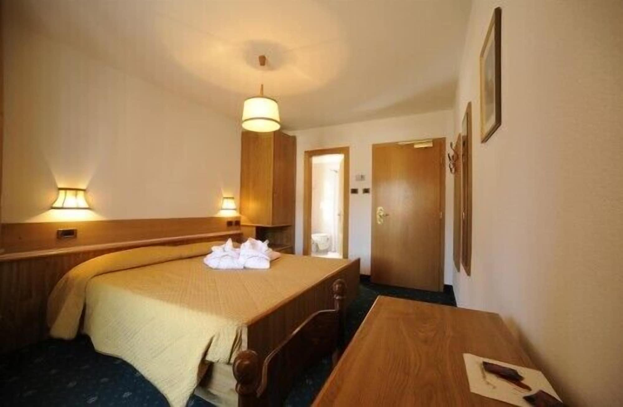 Hotel Arnika Pozza di Fassa Esterno foto