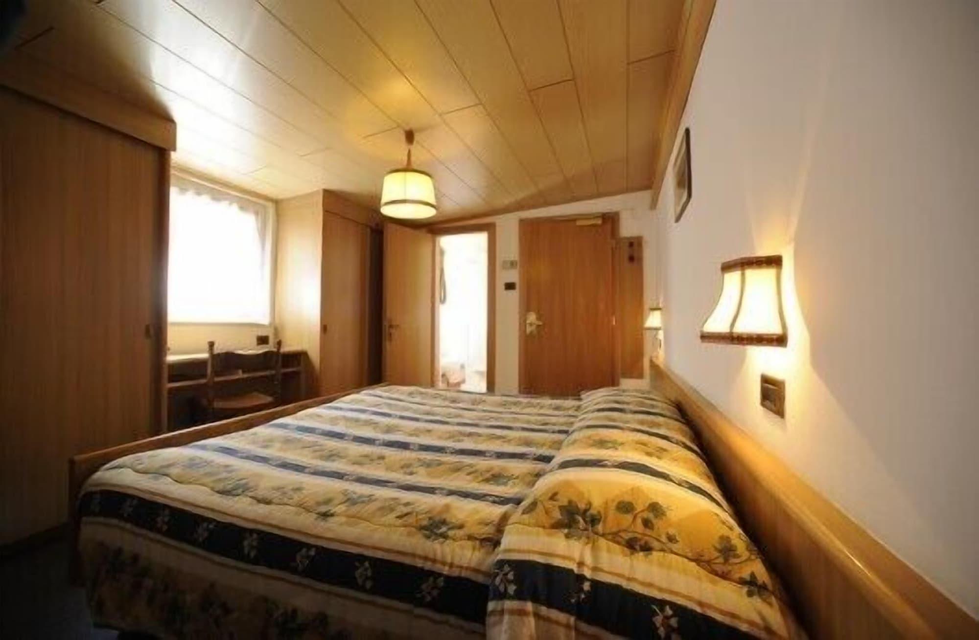 Hotel Arnika Pozza di Fassa Esterno foto