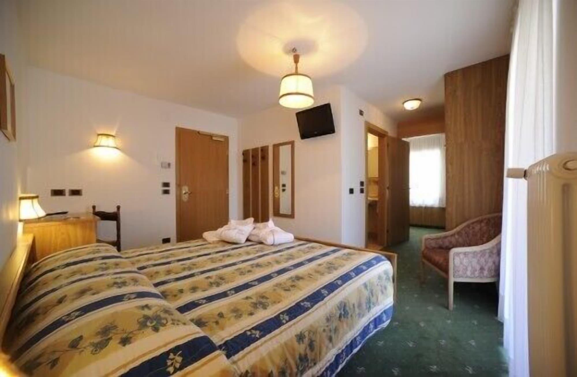 Hotel Arnika Pozza di Fassa Esterno foto