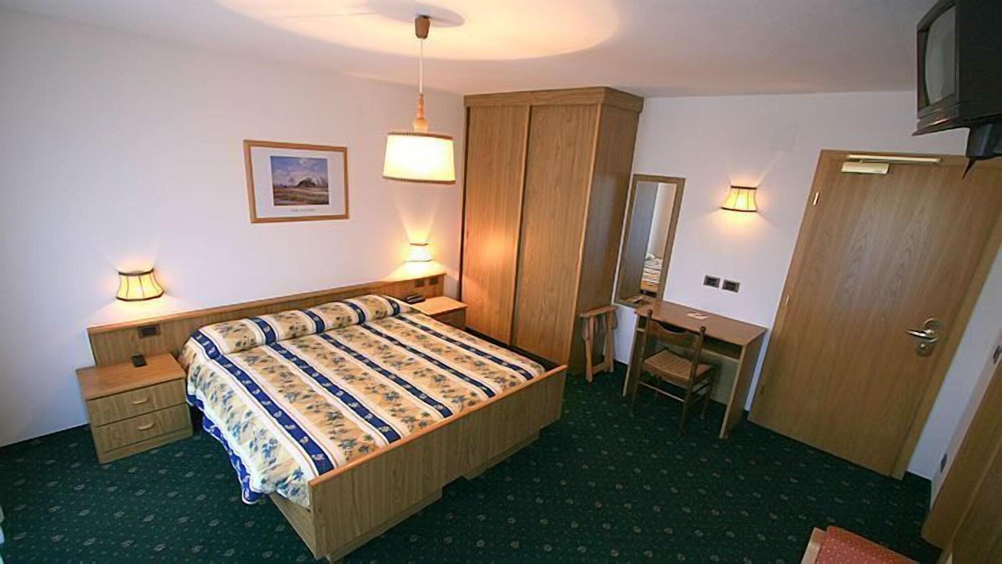 Hotel Arnika Pozza di Fassa Esterno foto