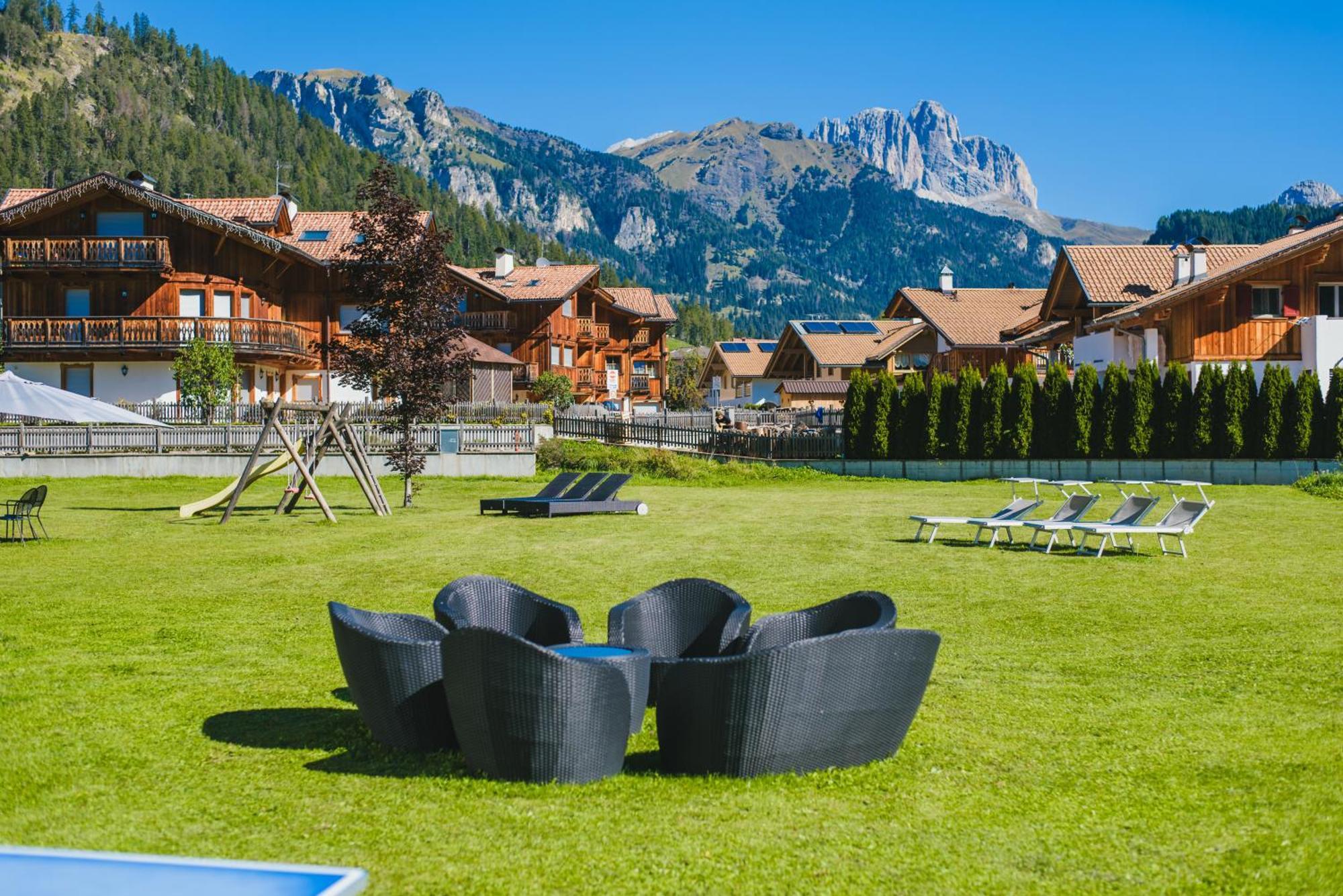 Hotel Arnika Pozza di Fassa Esterno foto