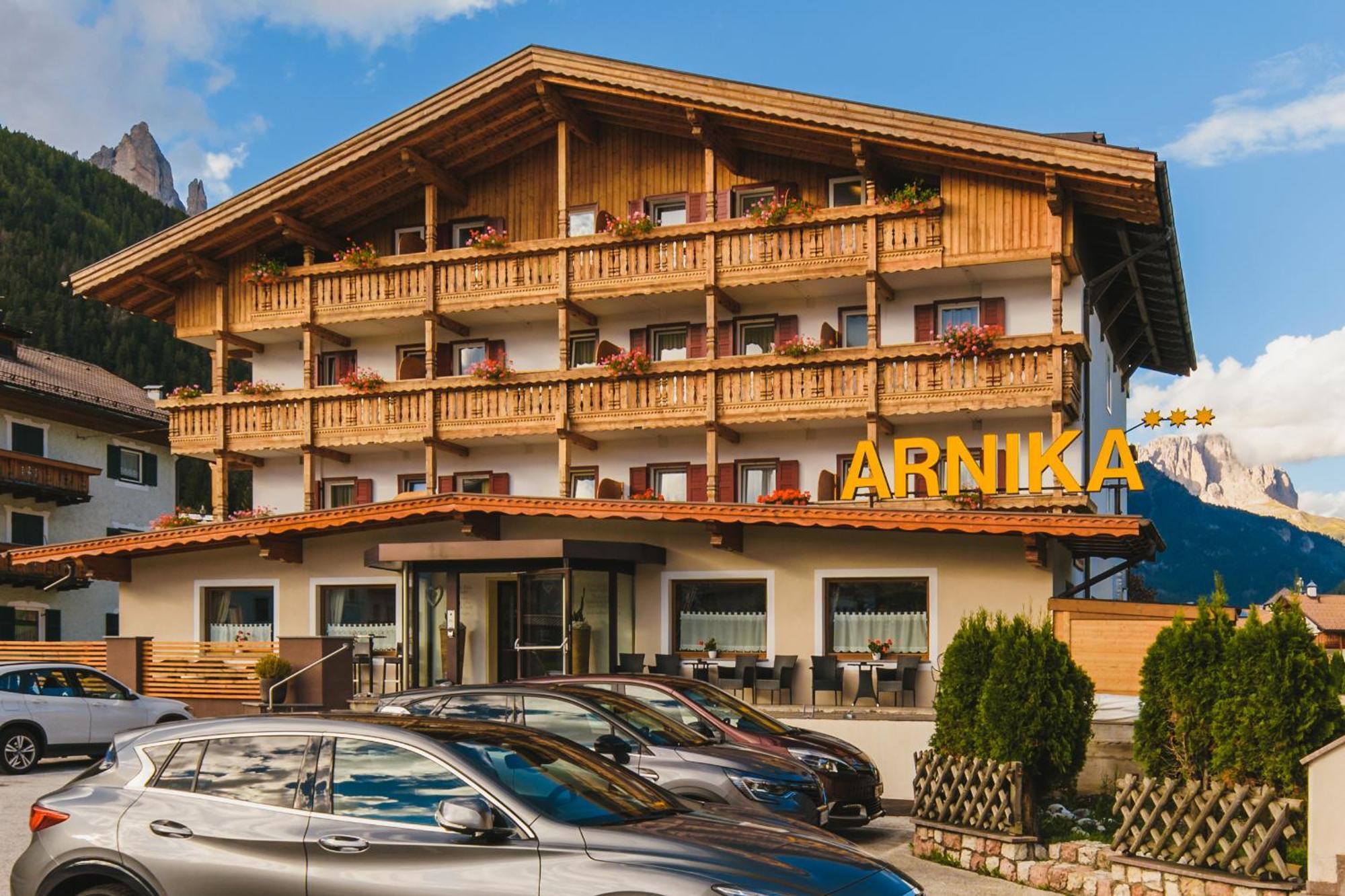 Hotel Arnika Pozza di Fassa Esterno foto