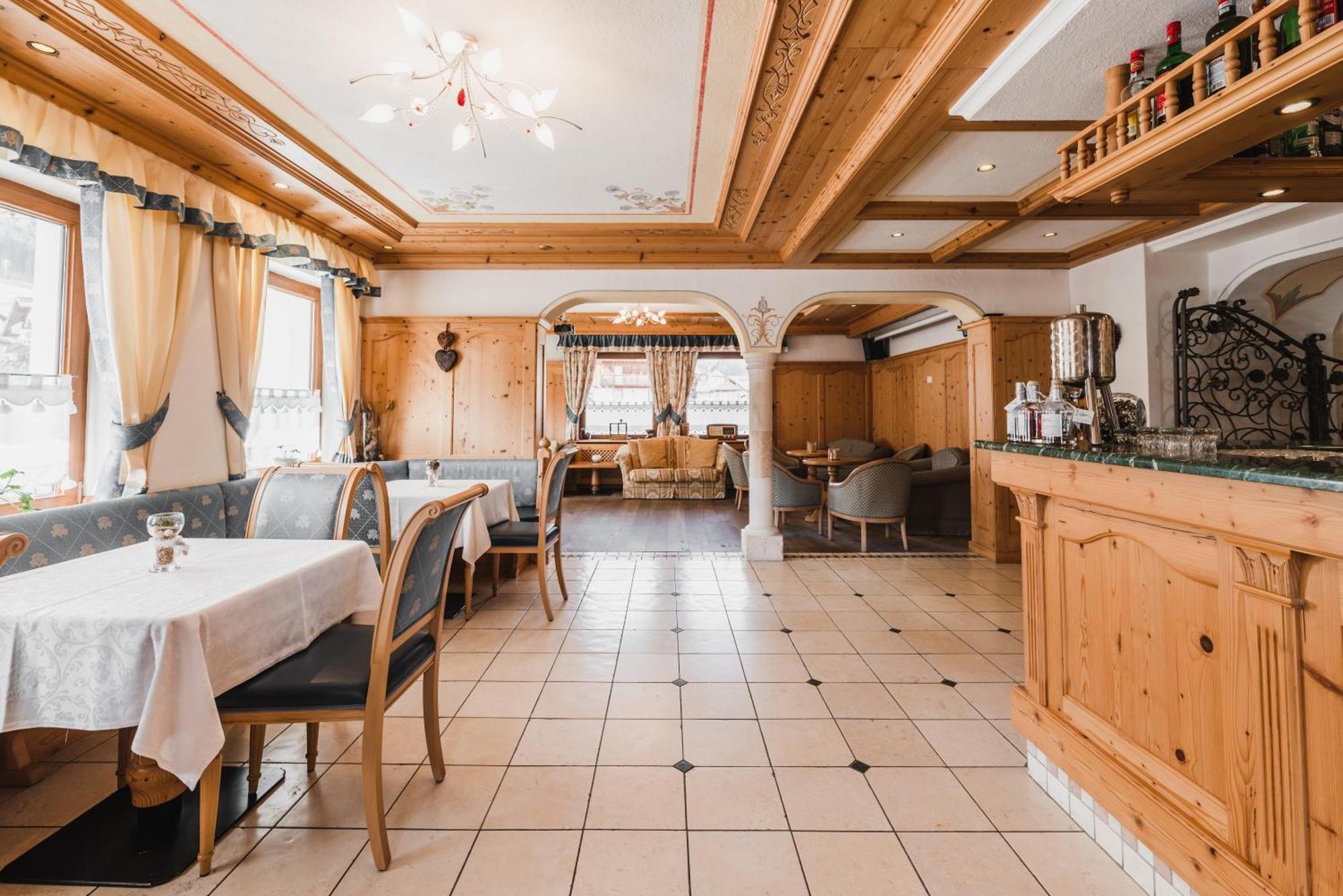 Hotel Arnika Pozza di Fassa Esterno foto