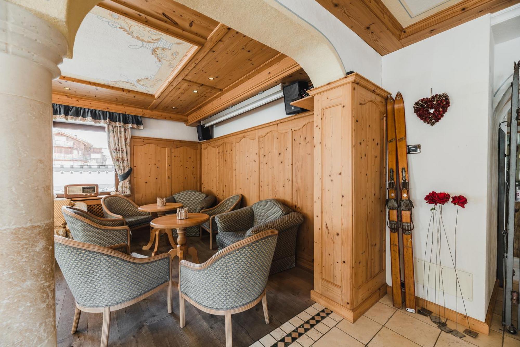 Hotel Arnika Pozza di Fassa Esterno foto
